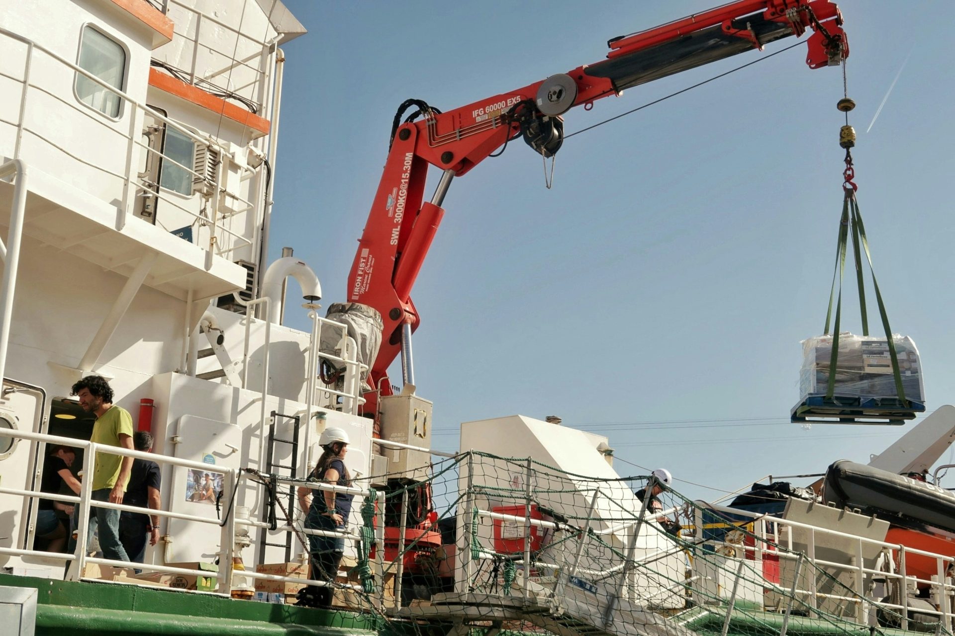 Grue chargeant du fret sur un navire