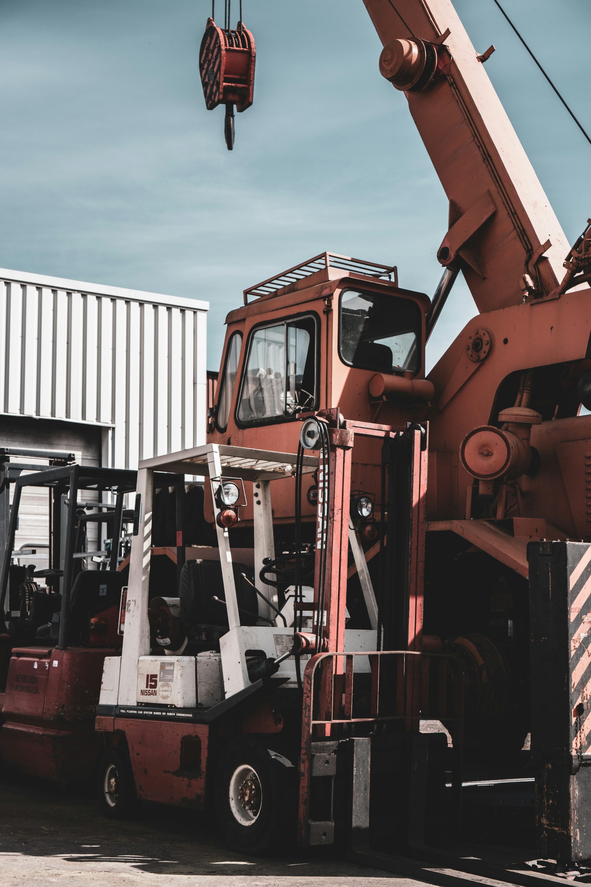 engins lourds rouges et noirs