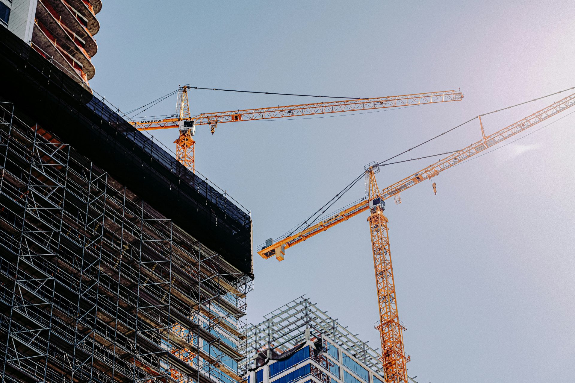 grue jaune près du bâtiment en journée